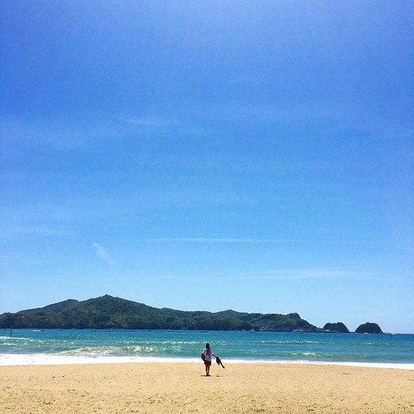 砂浜を歩く人