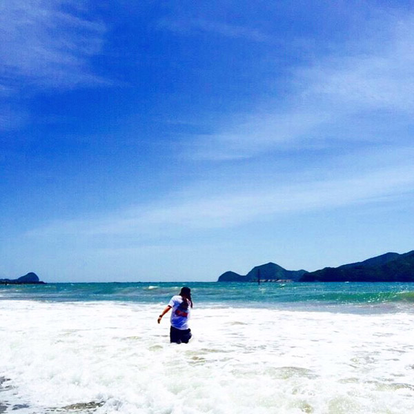 海で水遊びをする女の子