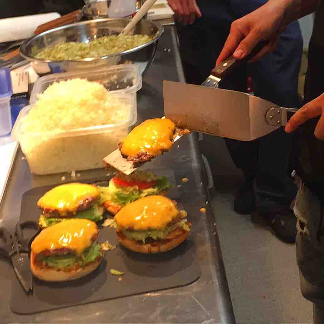 ハンバーガーを作っている
