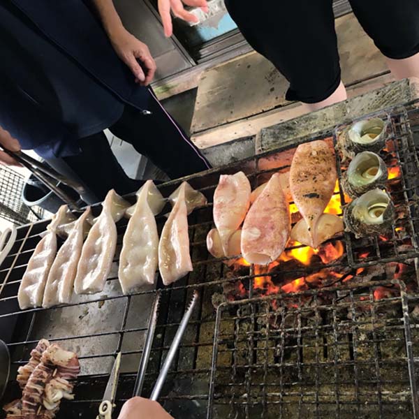 炭火で焼いてるイカ焼き